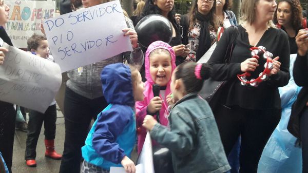 Ato Público em Frente a Creche Instituto Dr. Paulo Niemeyer - Nenhum Direito a Menos!