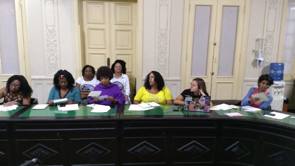 FÓRUM DE DIÁLOGO COM AS MULHERES NEGRAS DEBATE A INTERVENÇÃO FEDERAL MILITAR NO RJ