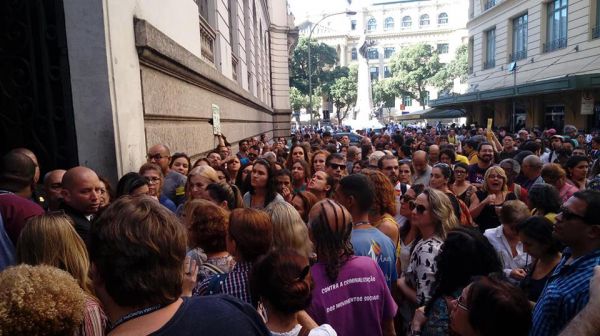 SERVIDORES MUNICIPAIS PROTESTAM NA CÂMARA CONTRA TAXAÇÃO DE INATIVOS