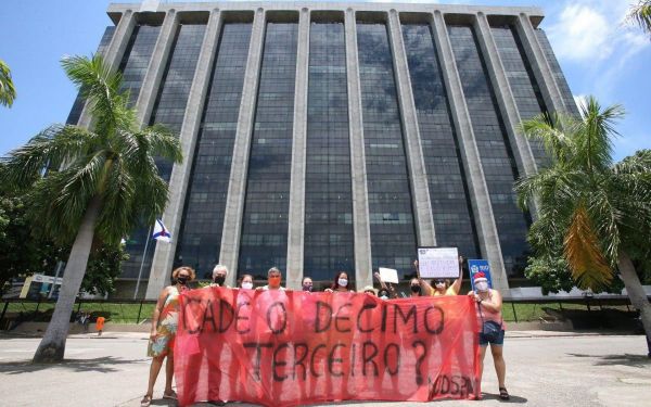 EM ATO NA PREFEITURA DO RIO, SERVIDORES COBRAM O PAGAMENTO DO 13º SALÁRIO