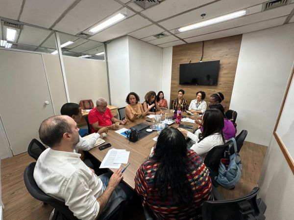 Saserj participa de reunião para discutir regulamentação da lei que garante psicólogos e assistentes sociais nas escolas